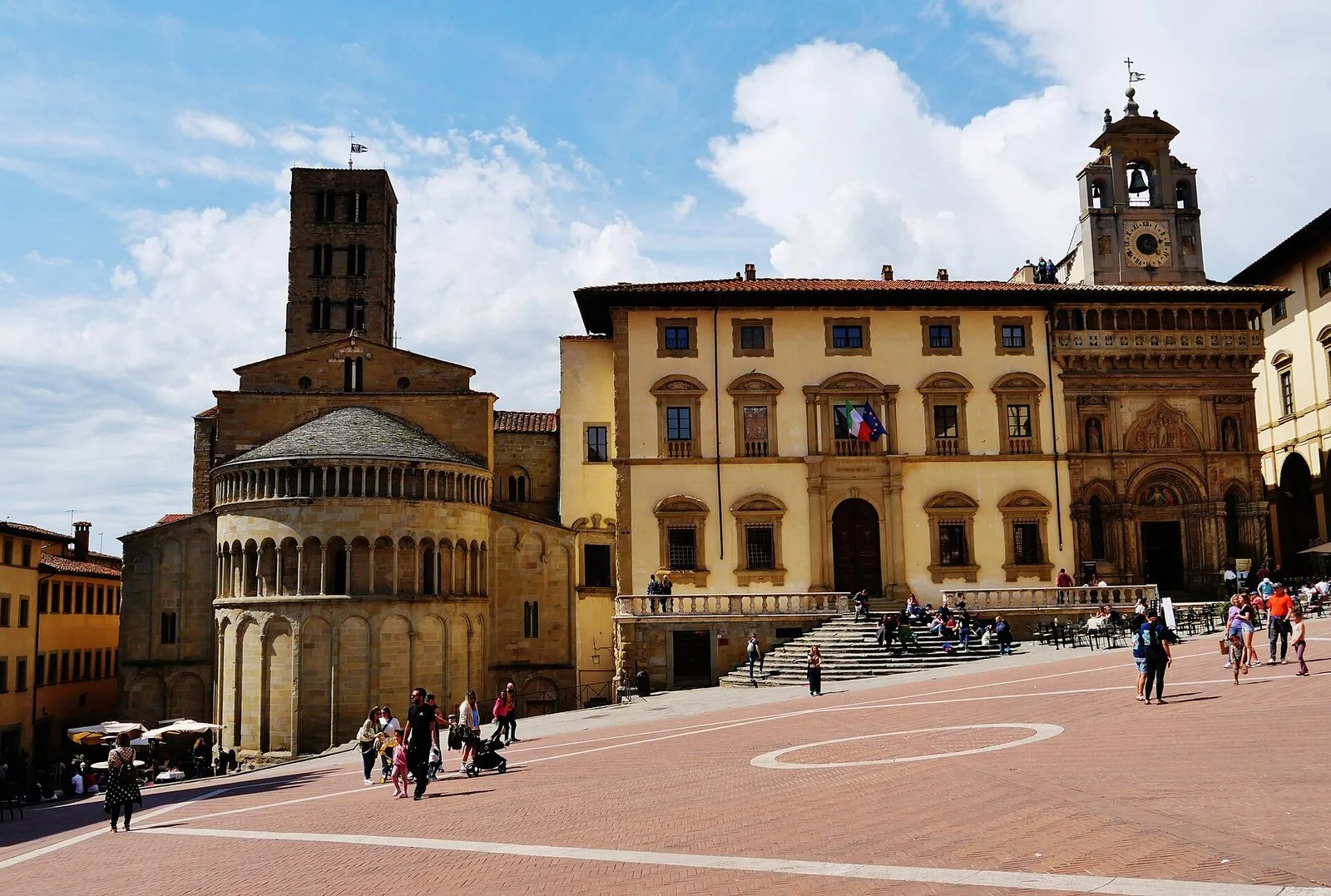 Piazza Grande ad Arezzo con l'abside della Pieve di Santa Maria e il Palazzo della Fraternita dei Laici