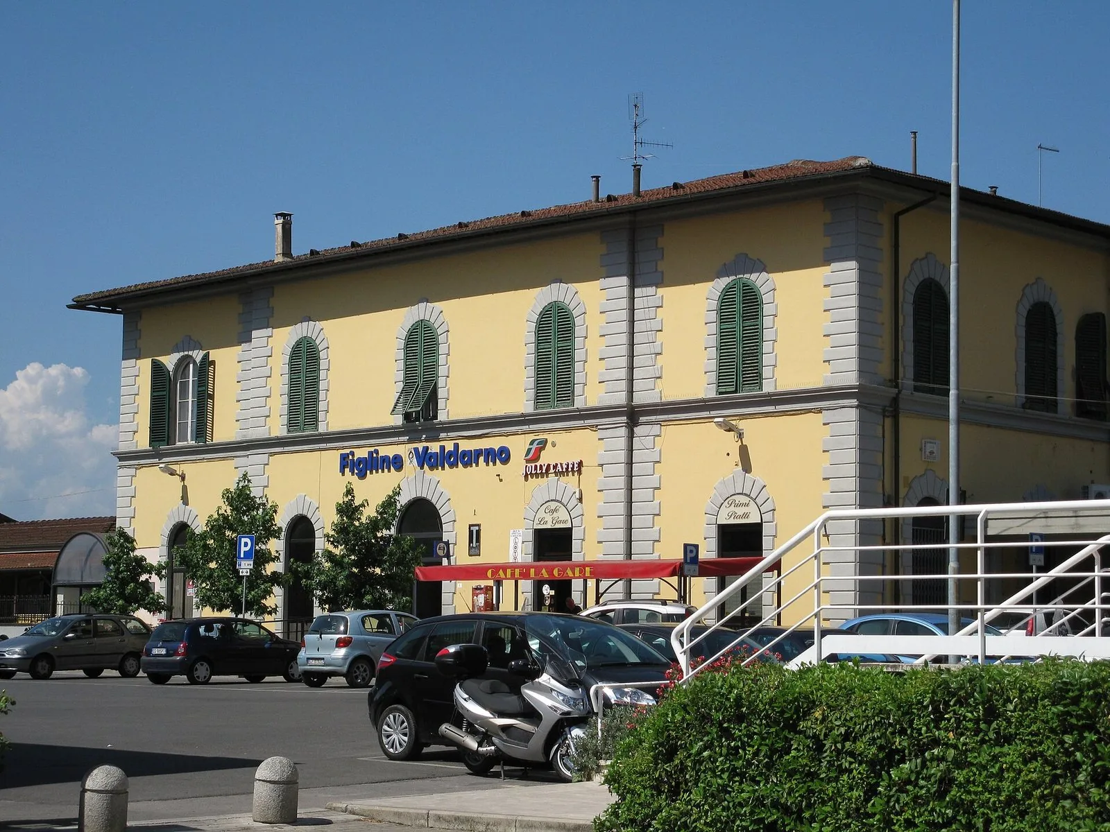 Il fabbricato viaggiatori giallo della stazione ferroviaria di Figline Valdarno