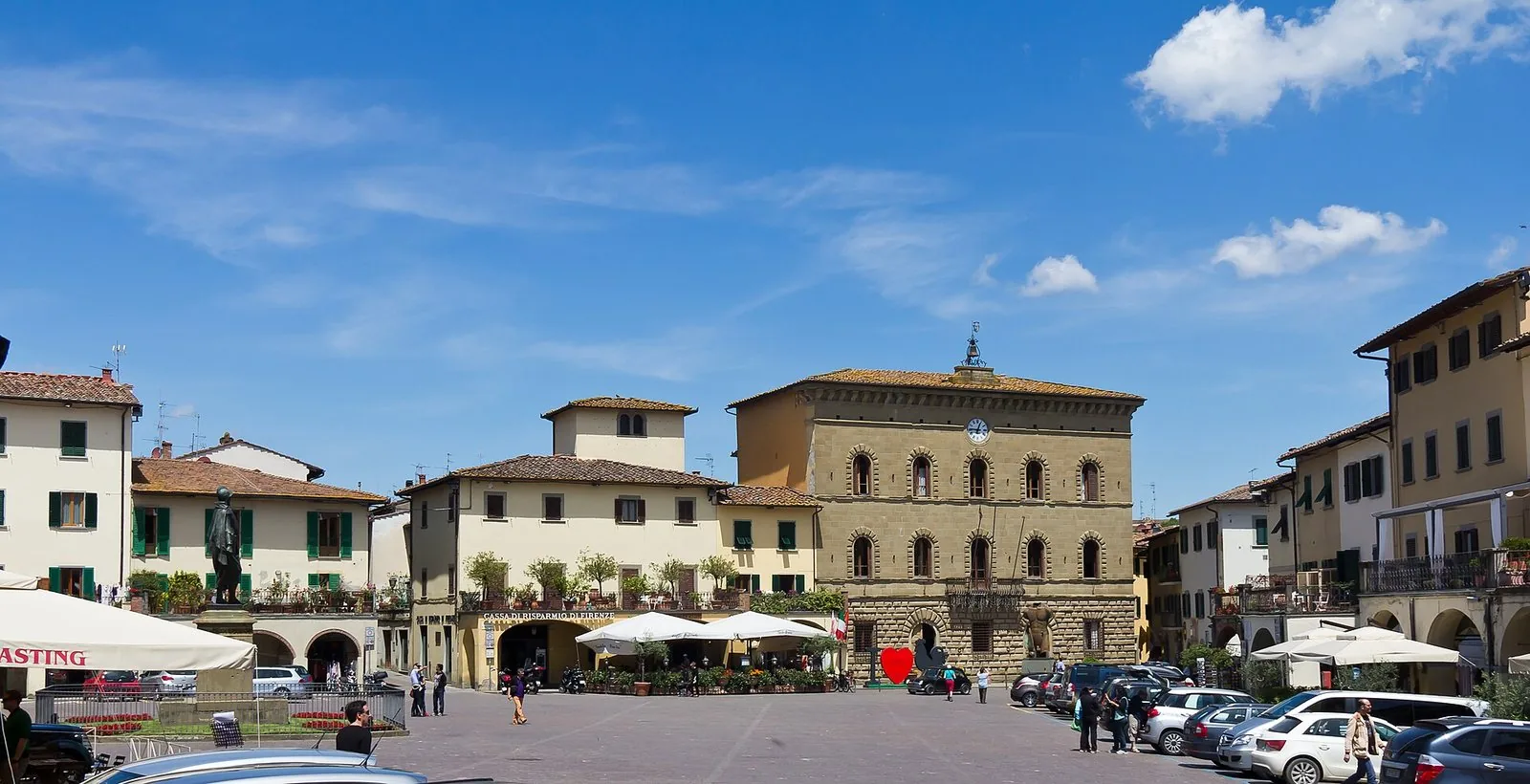 Piazza Matteotti a Greve in Chianti con i palazzi porticati e il palazzo comunale con l'orologio