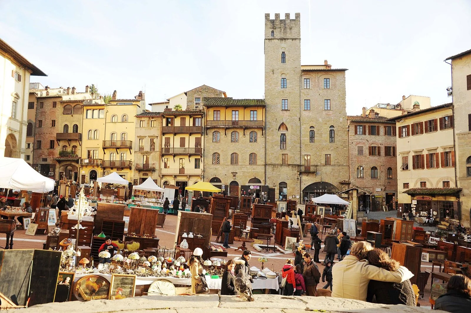 Mobili e oggetti d'antiquariato della Fiera Antiquaria esposti in Piazza Grande ad Arezzo
