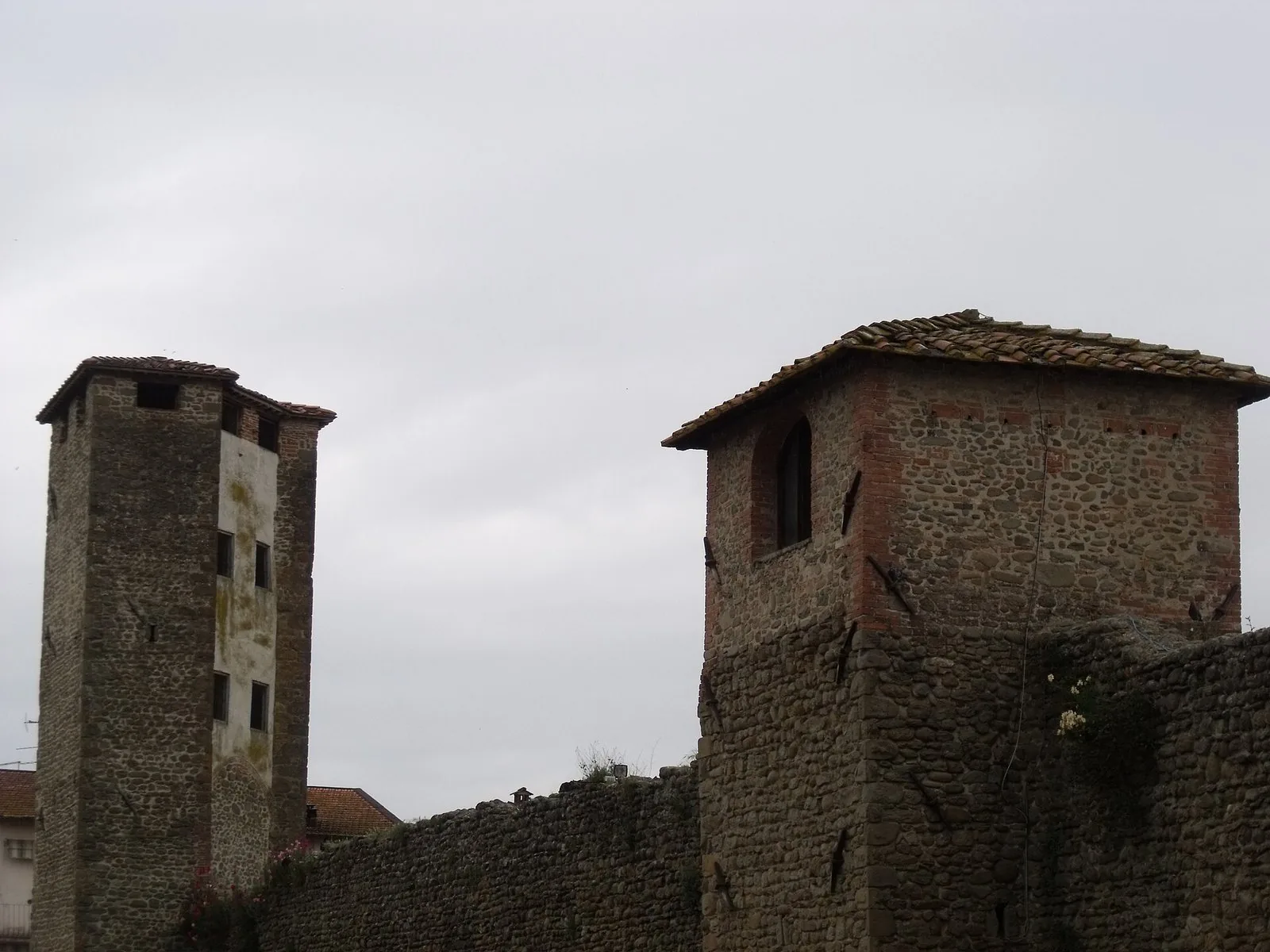 Tratto delle antiche mura in pietra di Terranuova Bracciolini con due torri